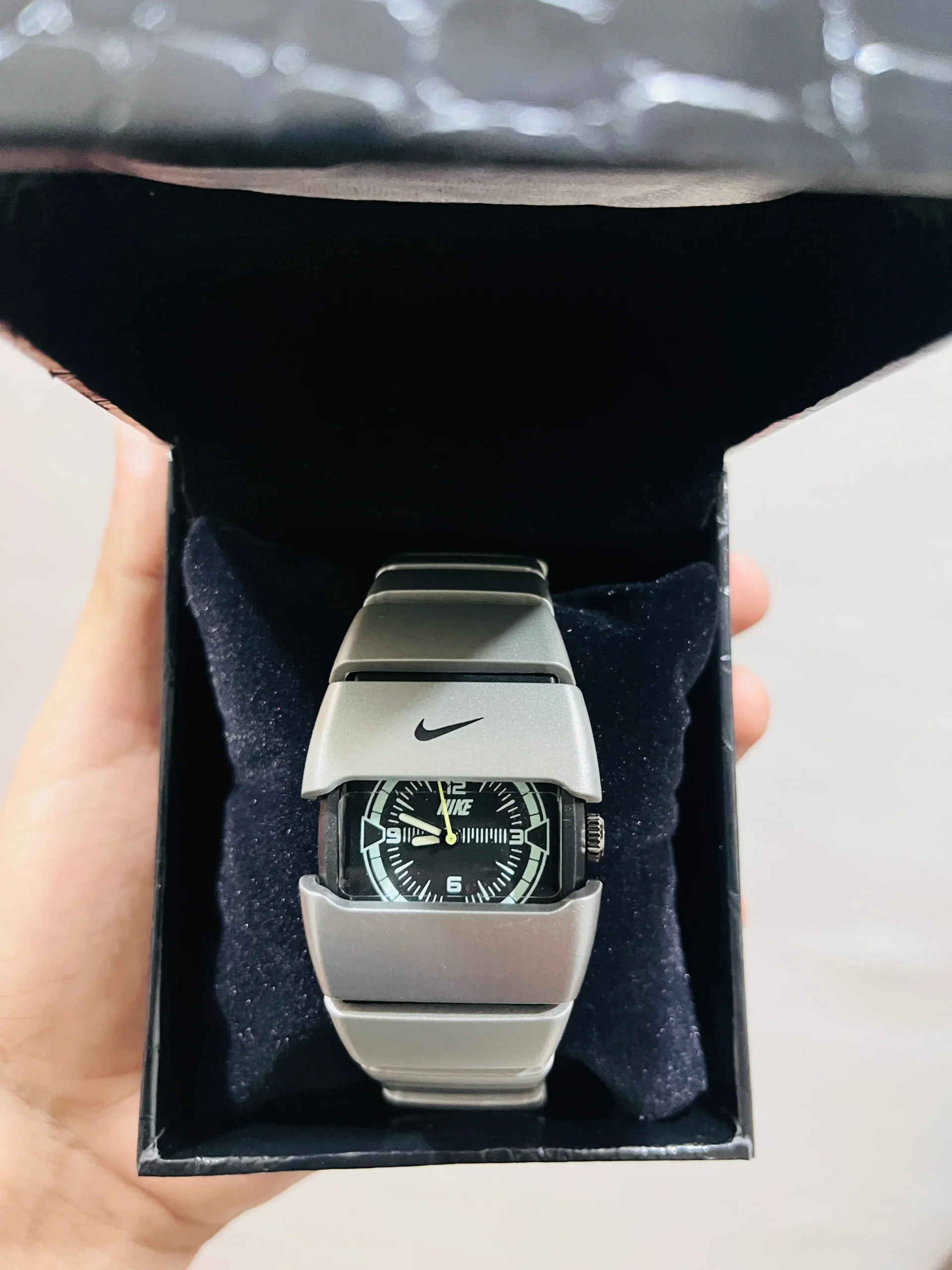 Nike Vintage Analog Wrist Watch for Men & Women – Retro Design, Stainless Steel Strap, Black & Silver Variants - Image 5