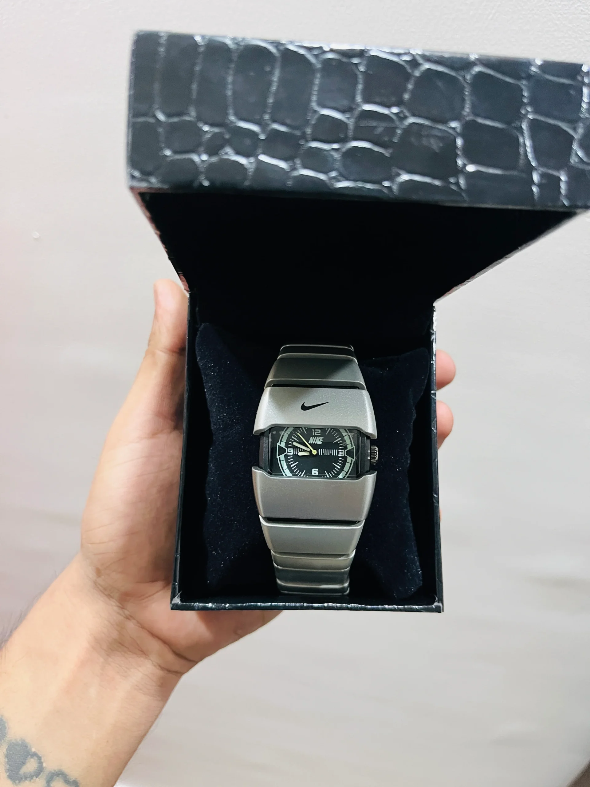 Nike Vintage Analog Wrist Watch for Men & Women – Retro Design, Stainless Steel Strap, Black & Silver Variants - Image 6