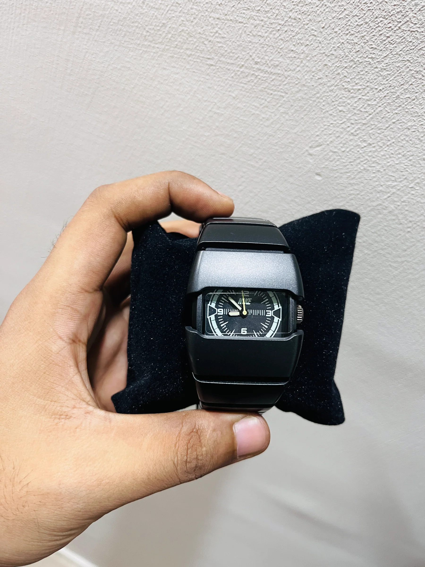 Nike Vintage Analog Wrist Watch for Men & Women – Retro Design, Stainless Steel Strap, Black & Silver Variants - Image 2