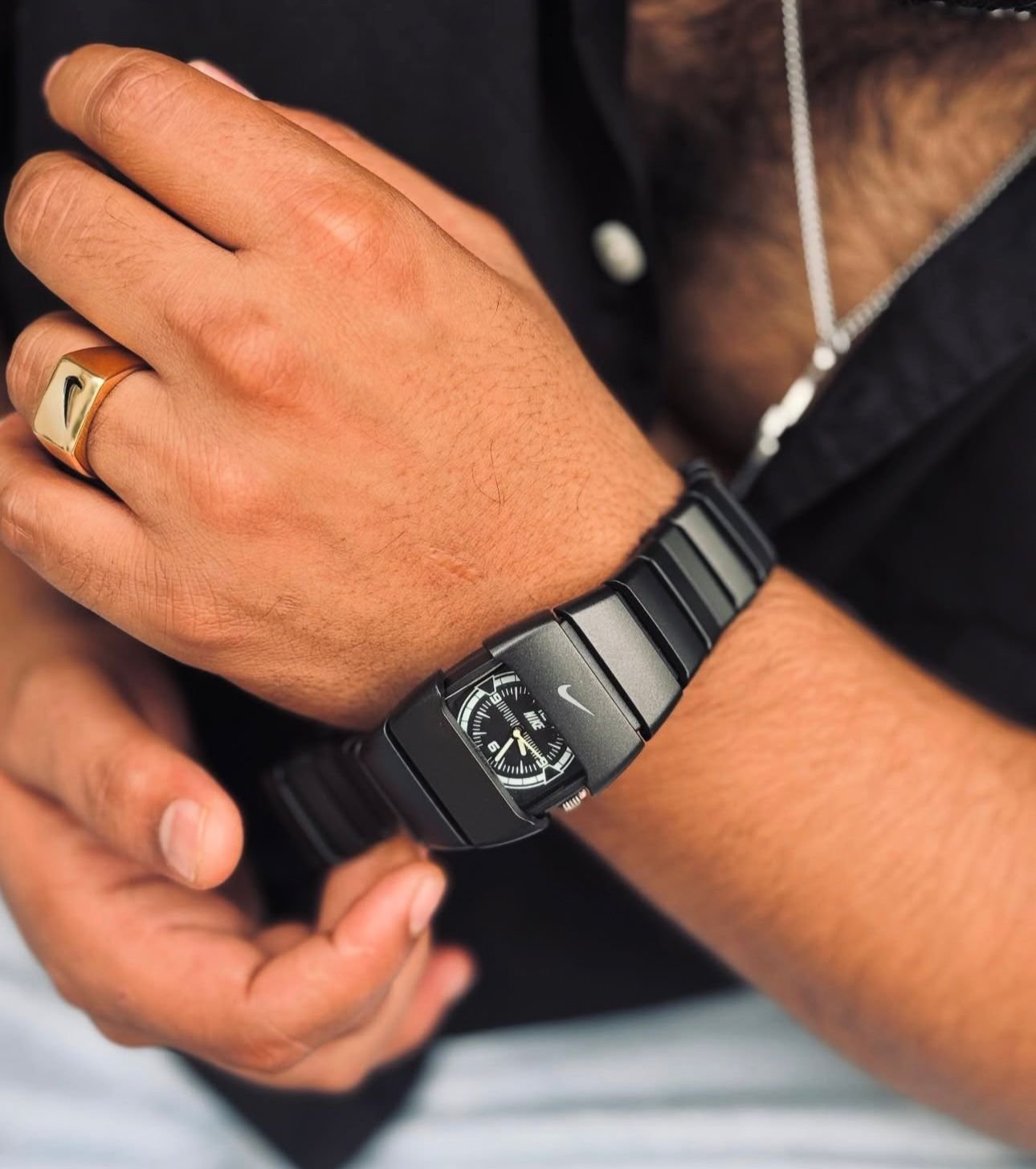 Nike Vintage Analog Wrist Watch for Men & Women – Retro Design, Stainless Steel Strap, Black & Silver Variants - Image 7