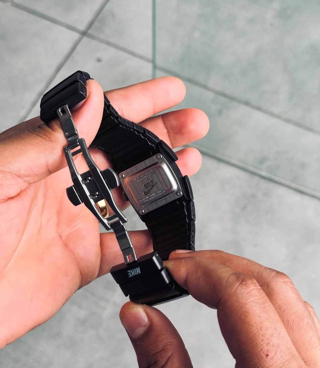 Nike Vintage Analog Wrist Watch for Men & Women – Retro Design, Stainless Steel Strap, Black & Silver Variants - Image 8